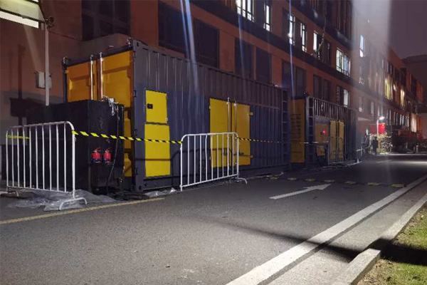 濠江柴油发电机组的输出电压是如何调节的？