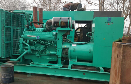 濠江发电机组如何判断水冷式机油散热器内部是否需要清洗？